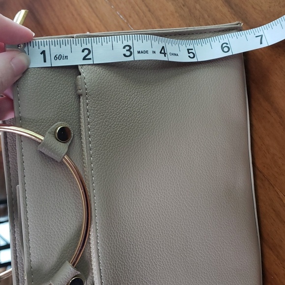 NWOT Crossbody purse with attachable strap - Picture 6 of 9